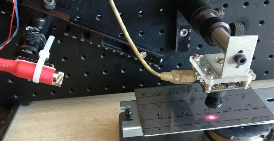 Simple optical device for defect detection